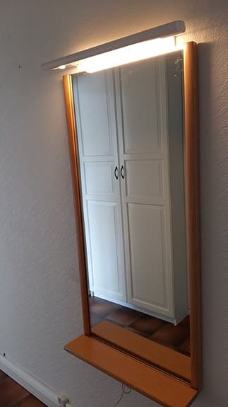 Stor Spegel med lampa och med hylla. Utan fel, i perfekt skick som NY!