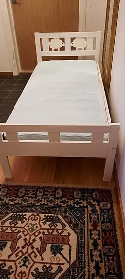 Vit Säng i trä. Barnsäng med madrass.