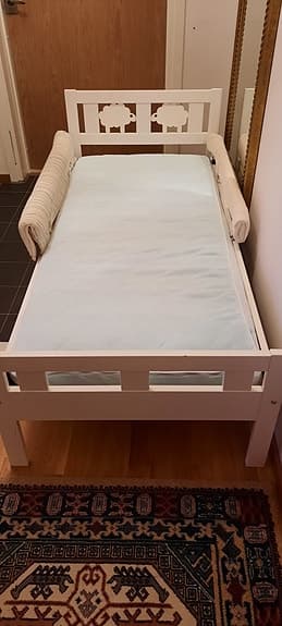 Vit Säng i trä. Barnsäng med madrass.
