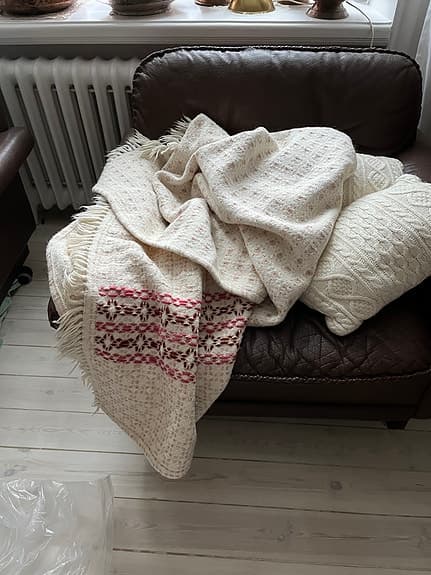 Yllepläd med handgjorda yllekuddar