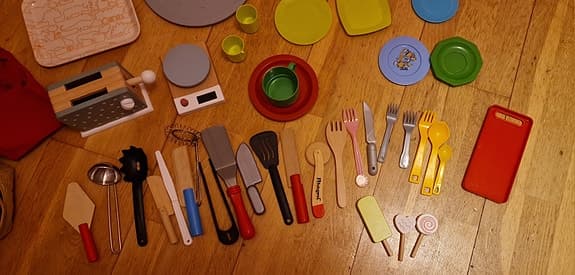 Paket med saker till leksaksköket!