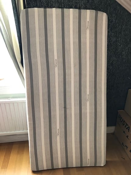IKEA Madrass med randigt tyg
