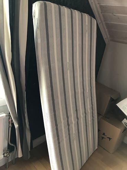 IKEA Madrass med randigt tyg