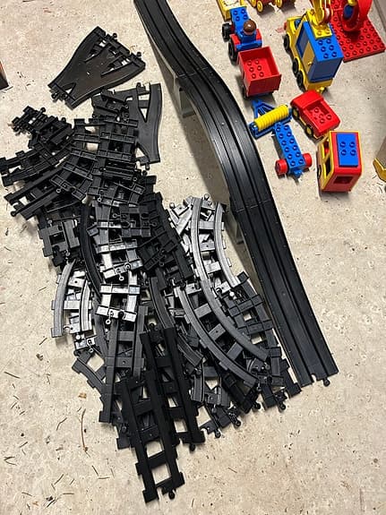 Tågbana, lok, fordon, figurer m.m