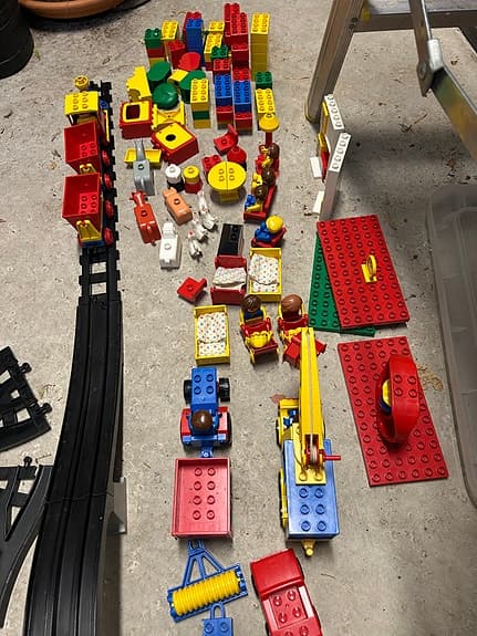 Tågbana, lok, fordon, figurer m.m