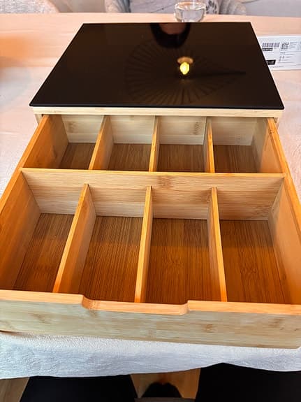 Liten förvaringslåda i bambu med svart glaslock