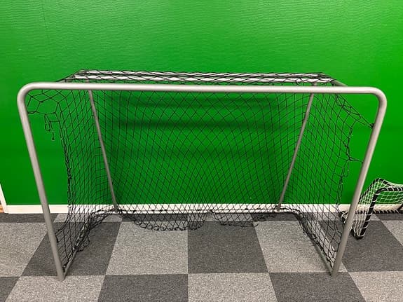 Fotbollsmål i metall med nät