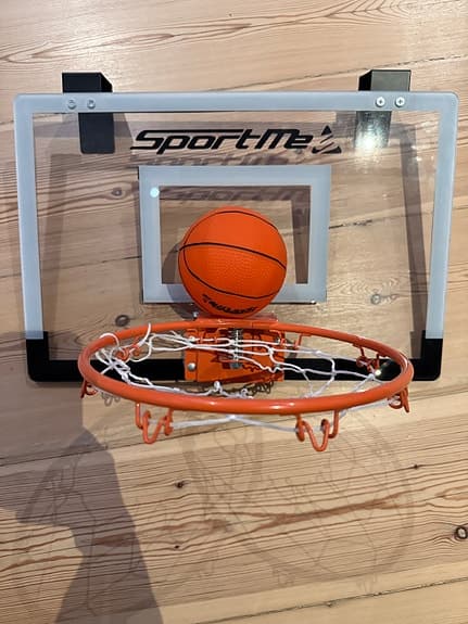 Basketkorg med nät kan hängas på dörr. Finns två vid behov