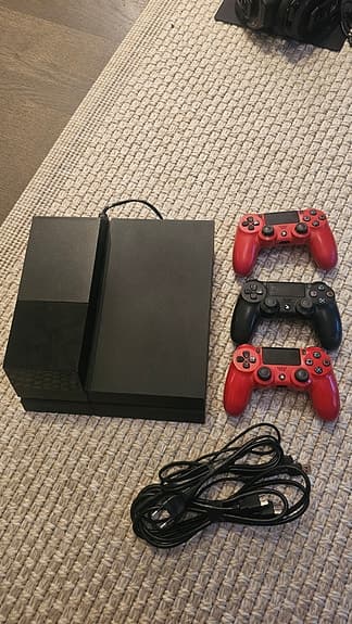 Playstation 4 Spelkonsol med 4TB hårddisk och tre handkontroller