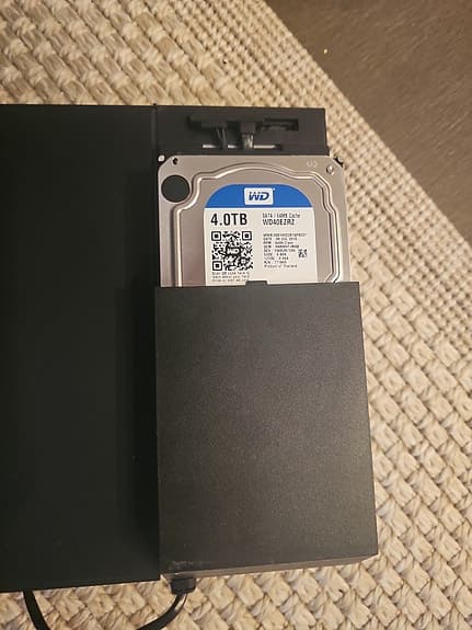 Playstation 4 Spelkonsol med 4TB hårddisk och tre handkontroller