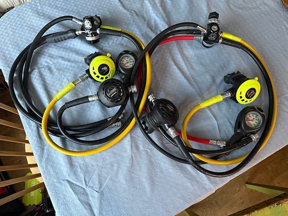 2× Apeks regulator-set (DS4/XTX200) + västar S/M – separat eller paket