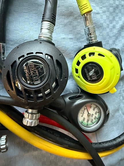 2× Apeks regulator-set (DS4/XTX200) + västar S/M – separat eller paket