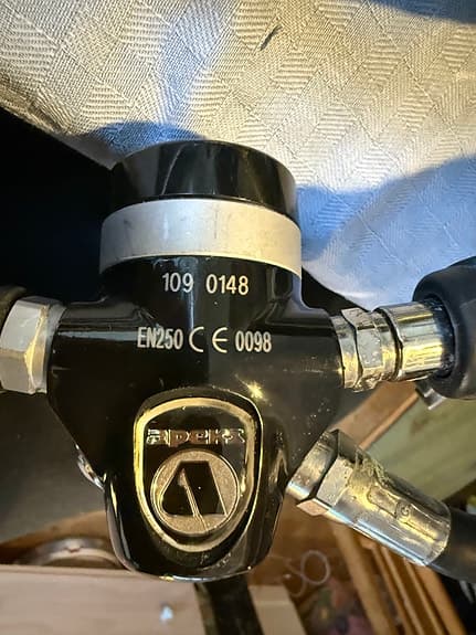 2× Apeks regulator-set (DS4/XTX200) + västar S/M – separat eller paket