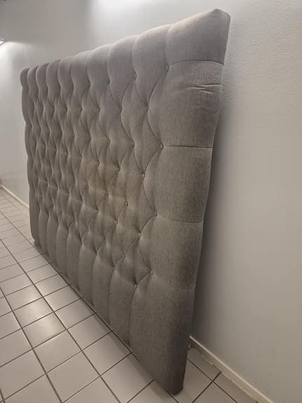 Sänggavel grå stoppad 210 cm x170 cm.