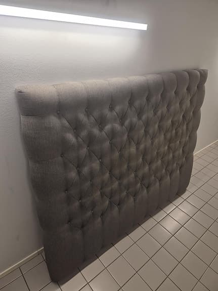 Sänggavel grå stoppad 210 cm x170 cm.