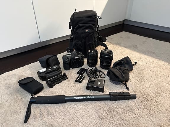 Nikon D7100 fotopaket – 2 objektiv + MB-D15 + Lowepro väska + tillbehör