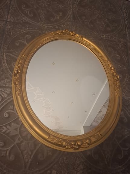 Oval spegel med gudfärgad ram