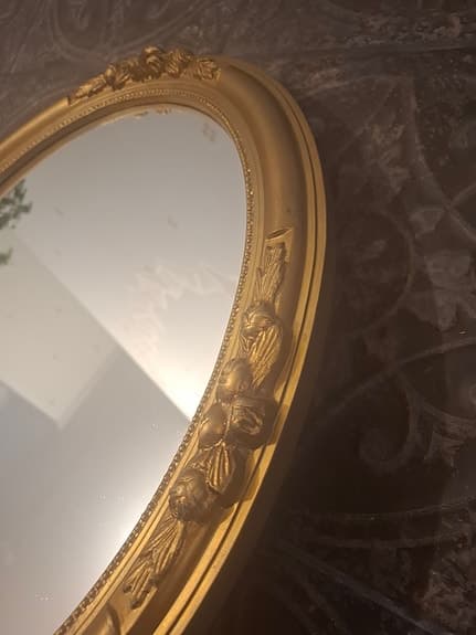 Oval spegel med gudfärgad ram
