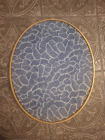 Oval spegel med gudfärgad ram