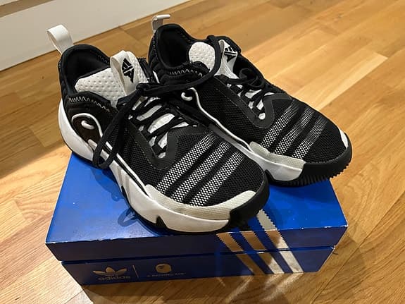 Adidas Basketkängor storlek 36 svart och vit