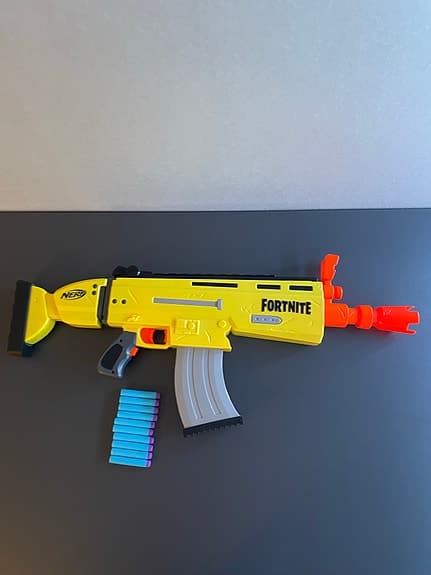 3 Nerf pistoler- kan köpas separat