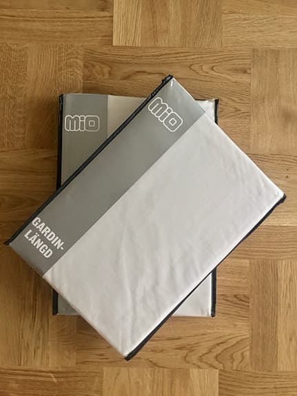 Vita skimrande sidentaft-gardiner från Mio.  3 meter långa. Oöppnade.