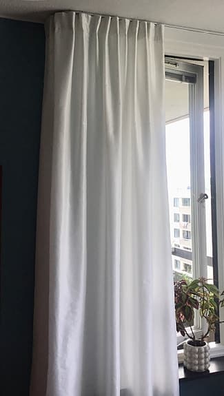 Vita skimrande sidentaft-gardiner från Mio.  3 meter långa. Oöppnade.