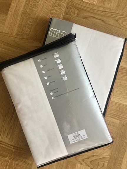 Vita skimrande sidentaft-gardiner från Mio.  3 meter långa. Oöppnade.