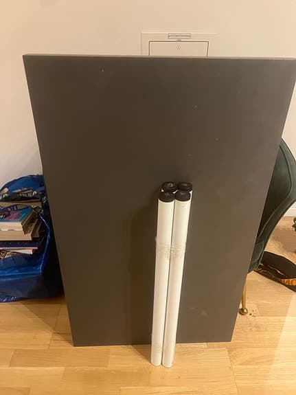 IKEA bord med vita ben