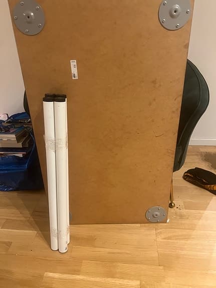 IKEA bord med vita ben