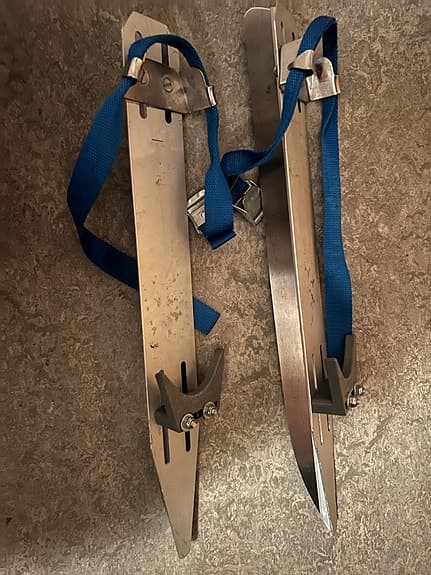 Långfärdsskridskor i metall med blå remmar