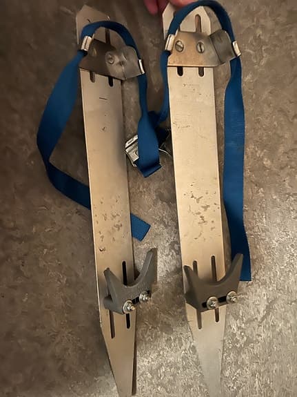 Långfärdsskridskor i metall med blå remmar