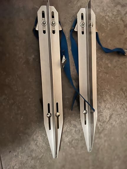 Långfärdsskridskor i metall med blå remmar