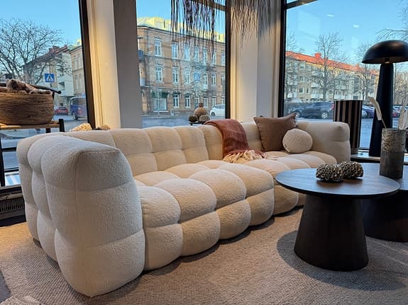 Populära bubbelsoffan Kendall i cremefärgad teddy