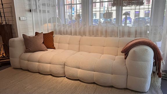 Populära bubbelsoffan Kendall i cremefärgad teddy