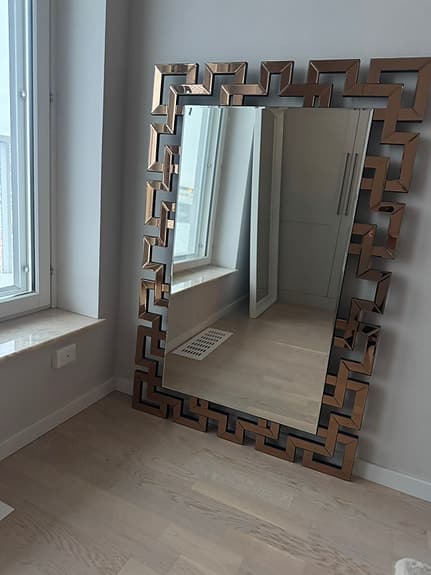 Elegant design spegel från Erikslund Möbler – 1000 kr