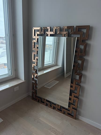 Elegant design spegel från Erikslund Möbler – 1000 kr