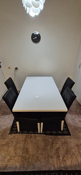 Modernt vitt matbord med 4 svarta stolar,  mycket bra skick