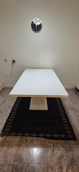 Modernt vitt matbord med 4 svarta stolar,  mycket bra skick
