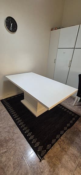 Modernt vitt matbord med 4 svarta stolar,  mycket bra skick