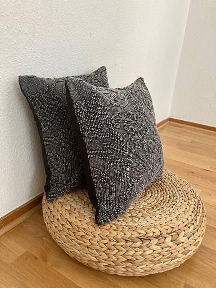 Två kuddfodral mörkgrått/svart bladmönster textur 100% bomull