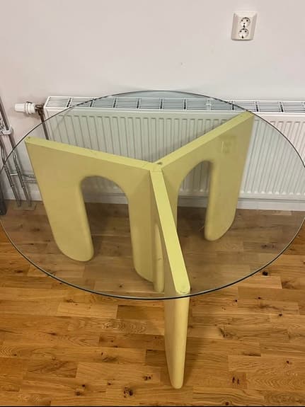 Postmodernt glasbord i Memphis-stl