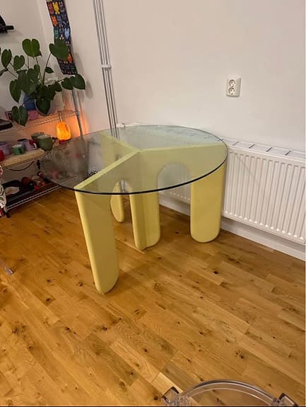 Postmodernt glasbord i Memphis-stl