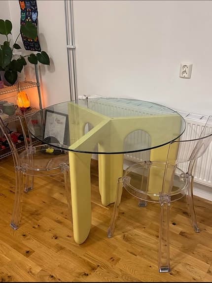 Postmodernt glasbord i Memphis-stl