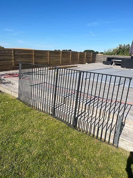 Barnsäkert staket i svart metall upp till 3 m bredd