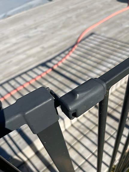 Barnsäkert staket i svart metall upp till 3 m bredd