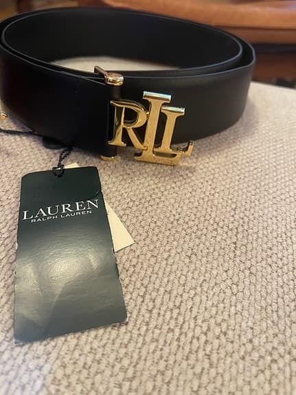 Ralph Lauren-bälte (RL-spänne) i svart läder med guldfärgat spänne.
