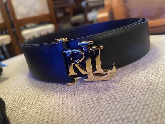 Ralph Lauren-bälte (RL-spänne) i svart läder med guldfärgat spänne.