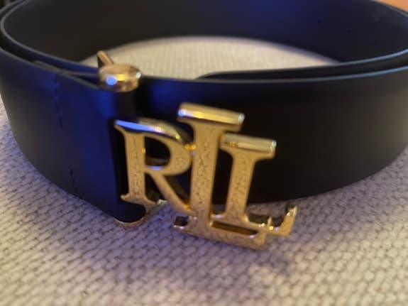 Ralph Lauren-bälte (RL-spänne) i svart läder med guldfärgat spänne.