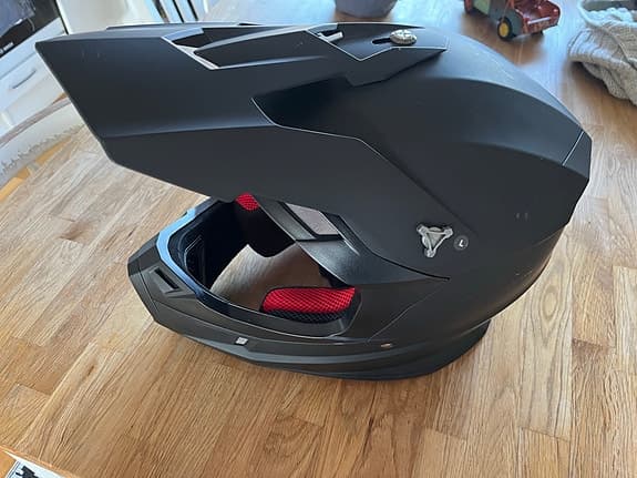 Crosshjälm F-X4, Svart storlek L60. Mkt fint skick